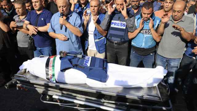 Familiares y amigos rezan sobre el cuerpo del periodista palestina Mohamed Abu Hatab el pasado 3 de noviembre.