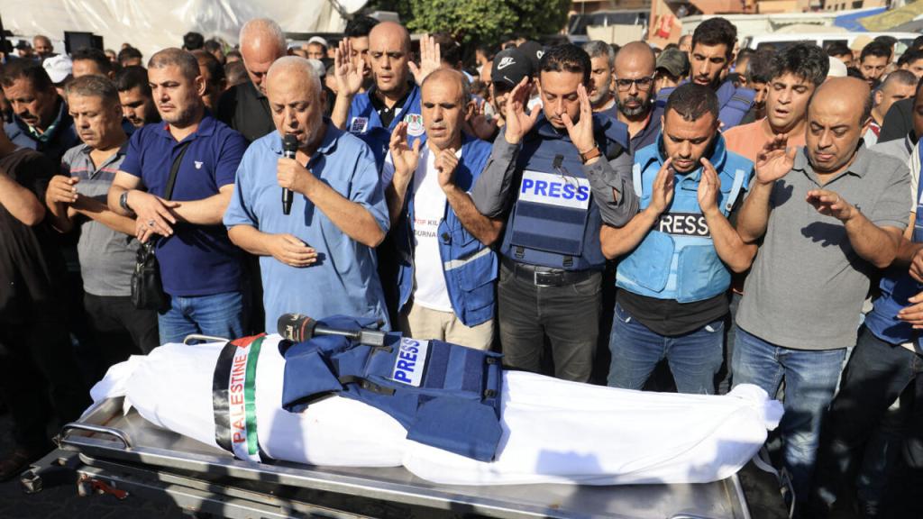 Familiares y amigos rezan sobre el cuerpo del periodista palestina Mohamed Abu Hatab el pasado 3 de noviembre.