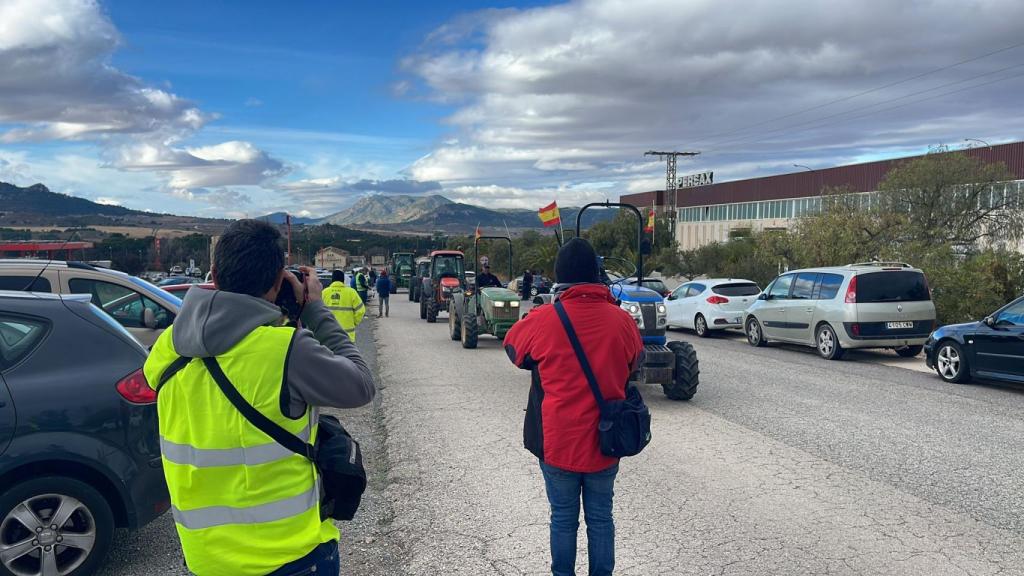 Un centenar de tractores llegaron a la localidad de Villena desde las 8.30 horas de este viernes.