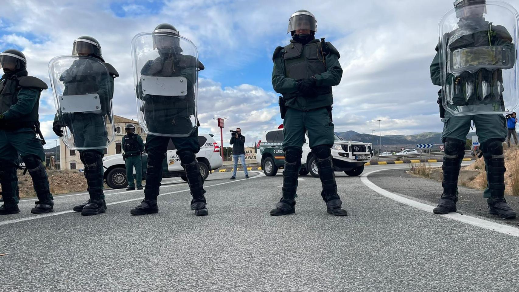 La Guardia Civil en Villena, cortando la entrada a la Autovía A-31 con dirección Madrid.