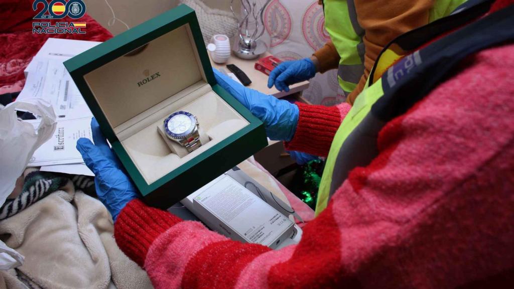 En los registros se ha intervenido un Rolex valorado en 15.000 euros.