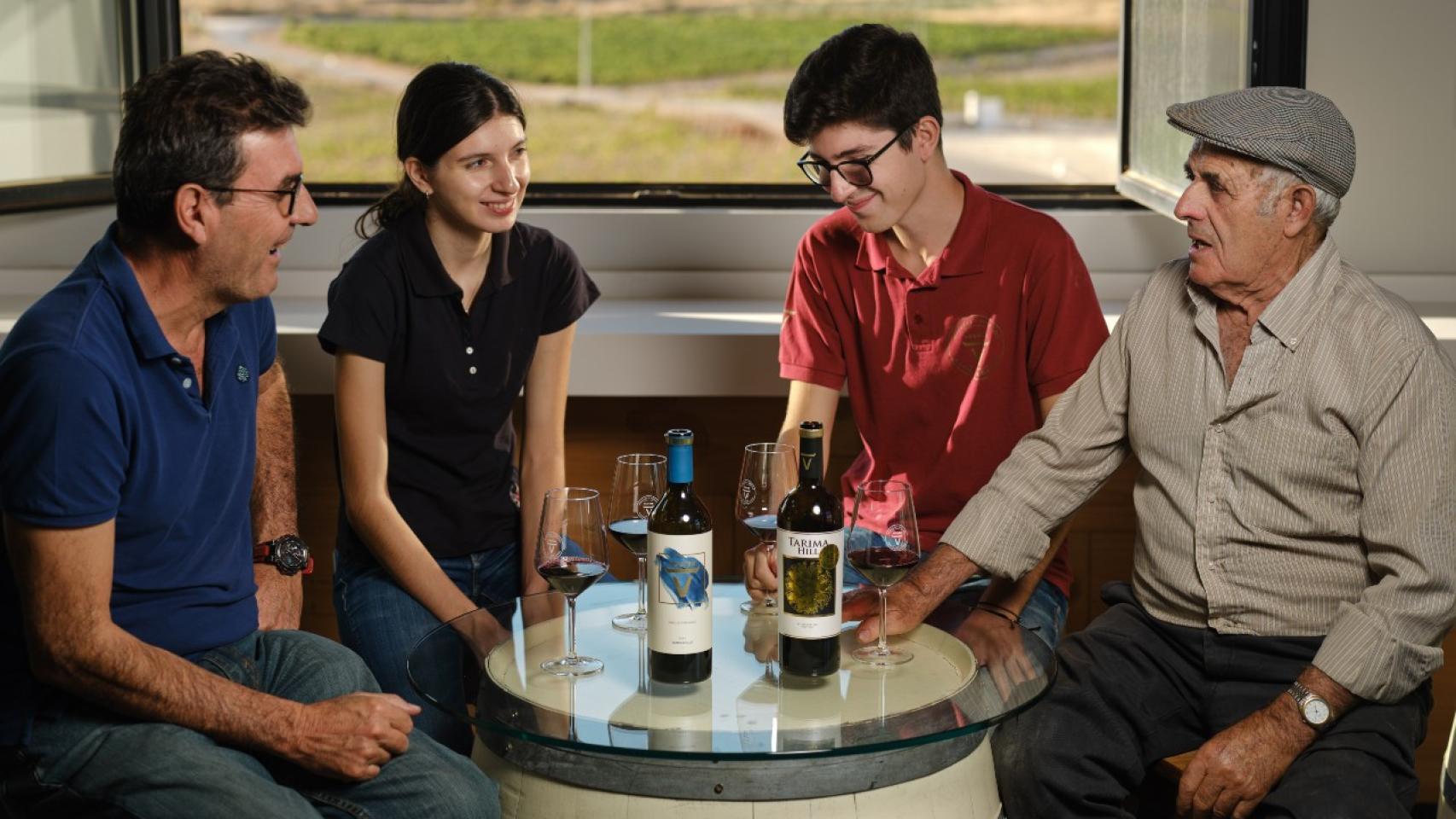 Rafael, Sofía, Adrián y José María, tres generaciones de la familia Cañizares, bebiendo un vino Tarima Hill.
