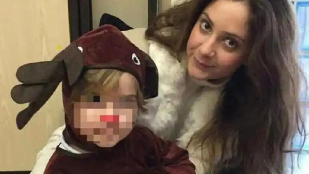 La hija del marqués de Larios, posando junto a su hijo, que en ese momento tenía siete años.