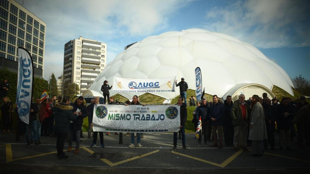 Policías y guardias civiles se manifiestan frente a la Delegación del Gobierno en Castilla y León, este viernes.