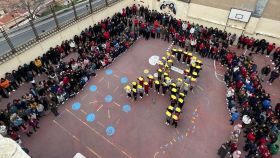 Los alumnos del colegio Medalla Milagrosa de Toledo formaron un lazo amarillo gigante.