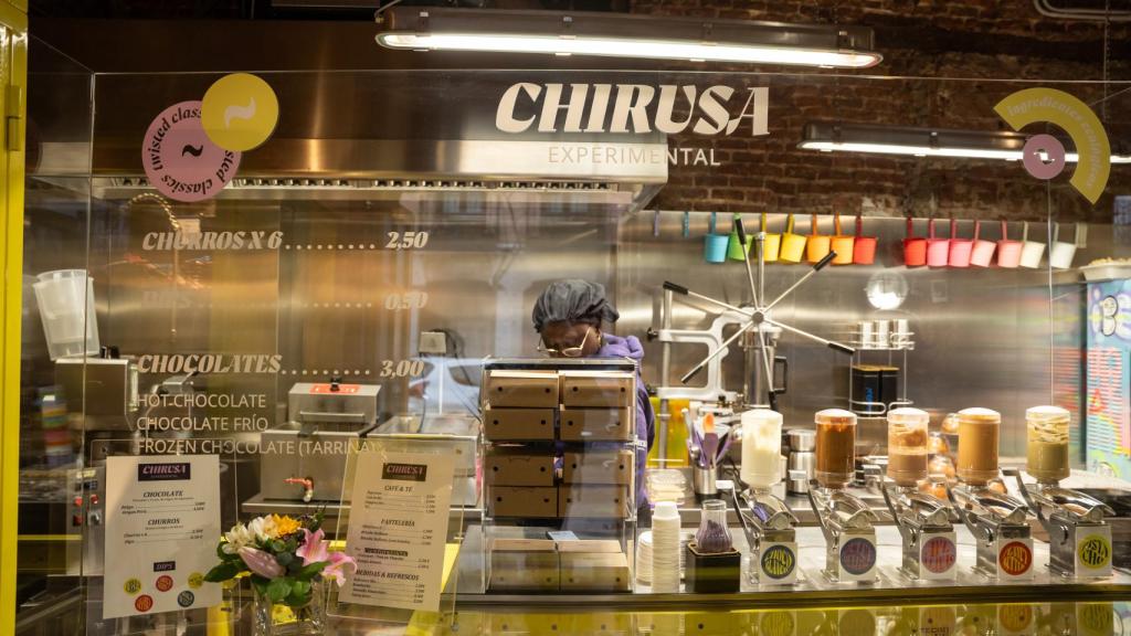 La senegalesa Astou, una de las solicitantes de asilo que trabaja en Chirusa, preparando churros.