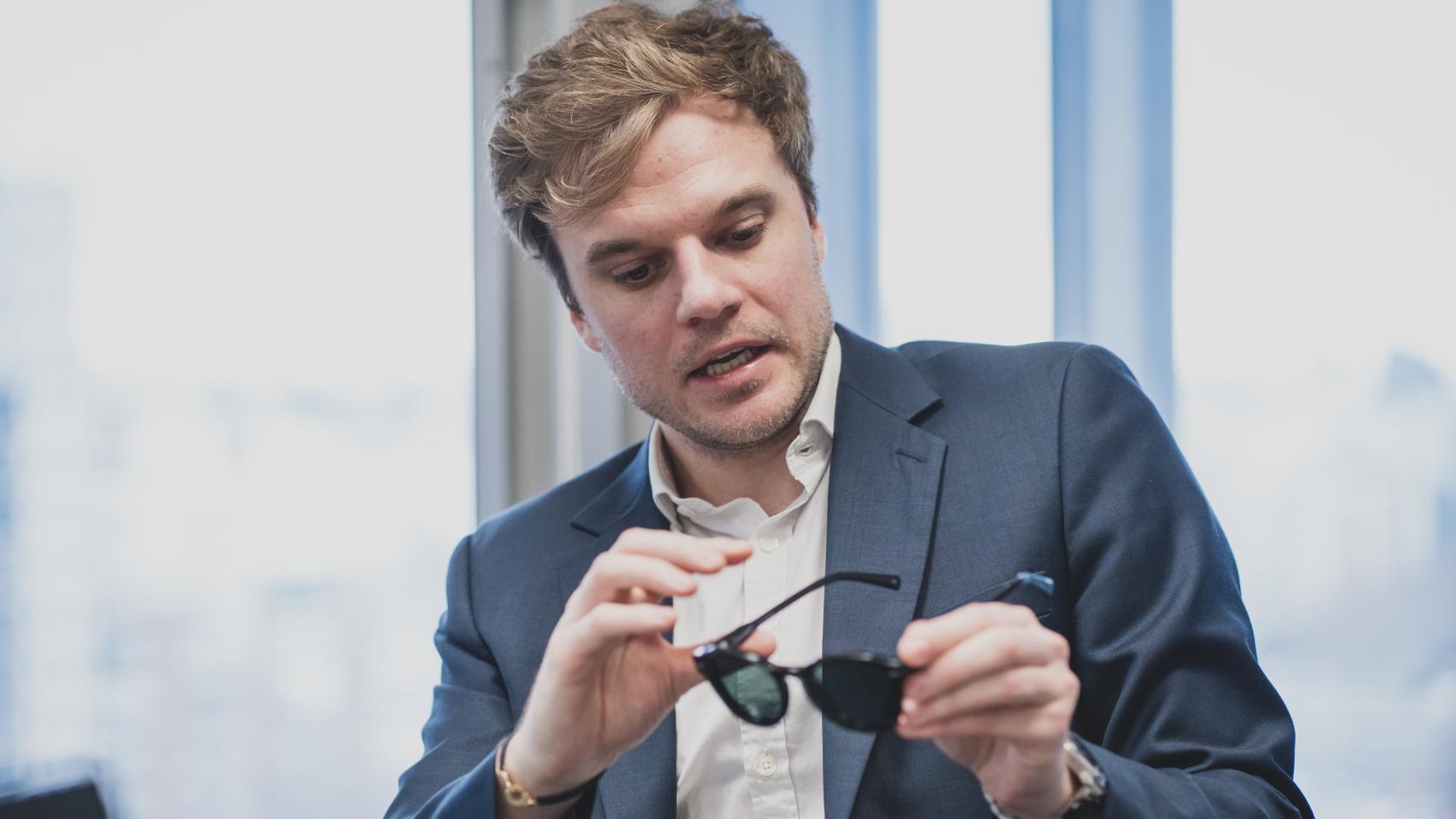 Anthony Afflelou mostrando unas gafas de la gama Magic.