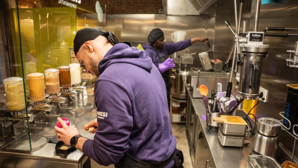 Mota y Astou preparando churros y alfajores peruanos.