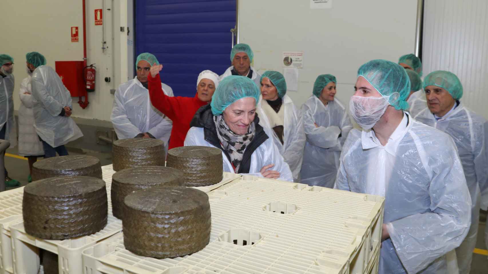 El secretario general del PSOECyL visita la fábrica de Quesos Cerrato en Baltanás (Palencia) guiado por la directora de fábrica, Raquel Fernández