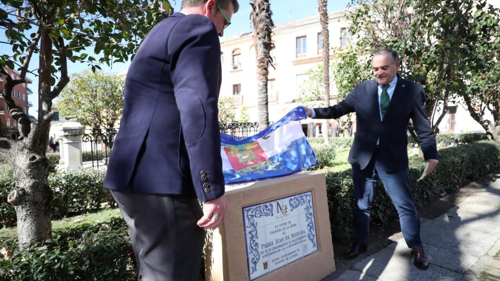 Momento del descubrimiento de la placa.