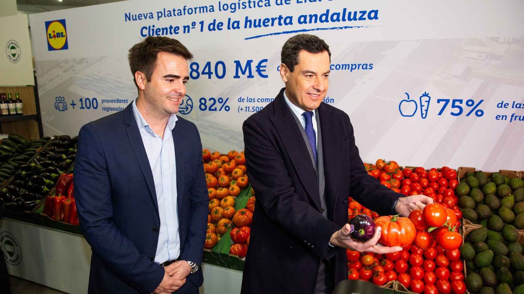 Carlos Martínez, director regional de Lidl en Andalucía, junto con Juanma Moreno, presidente de la Junta de Andalucía