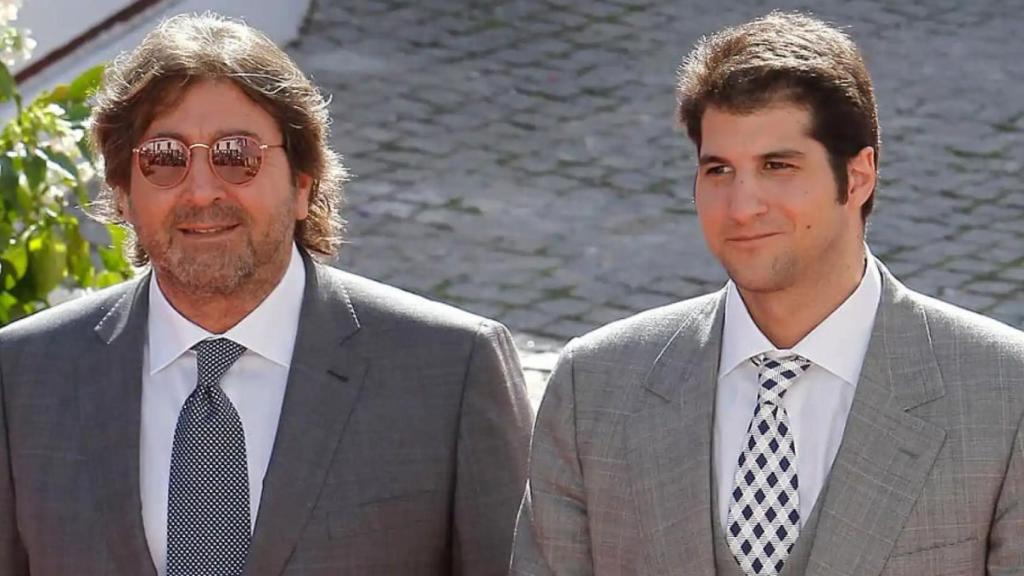 Julián Contreras junto a su padre en una imagen tomada hace unos años.