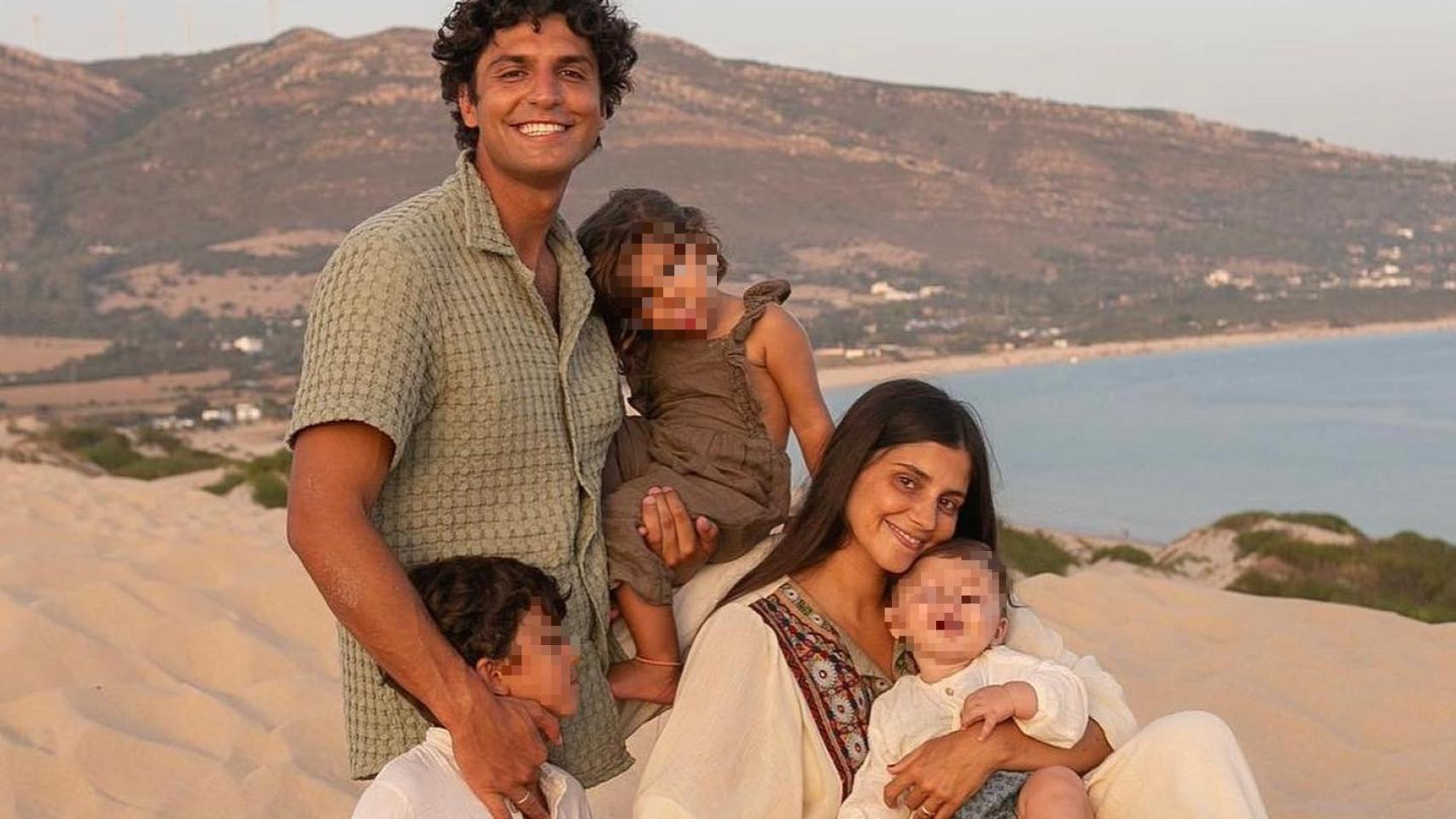 María G de Jaime y Tomás Paramo junto a sus tres hijos en una imagen de sus redes sociales.