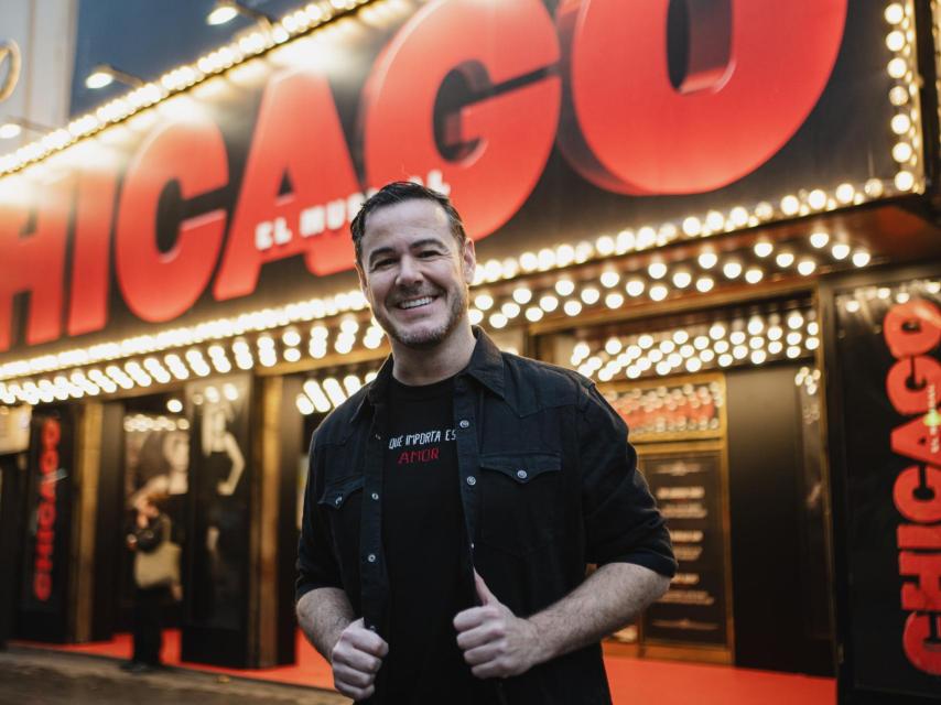 El actor Iván Labanda a las puertas del teatro Nuevo Apolo donde se representa 'Chicago'.