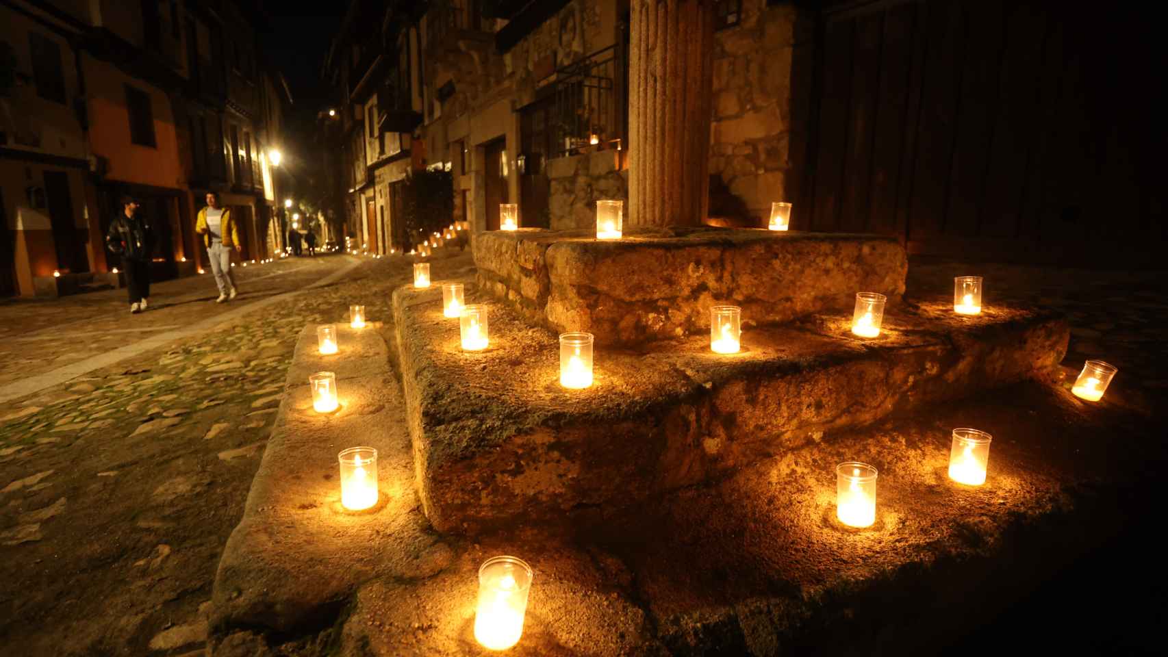 Mogarraz ilumina sus calles empedradas con miles de cirios y velas