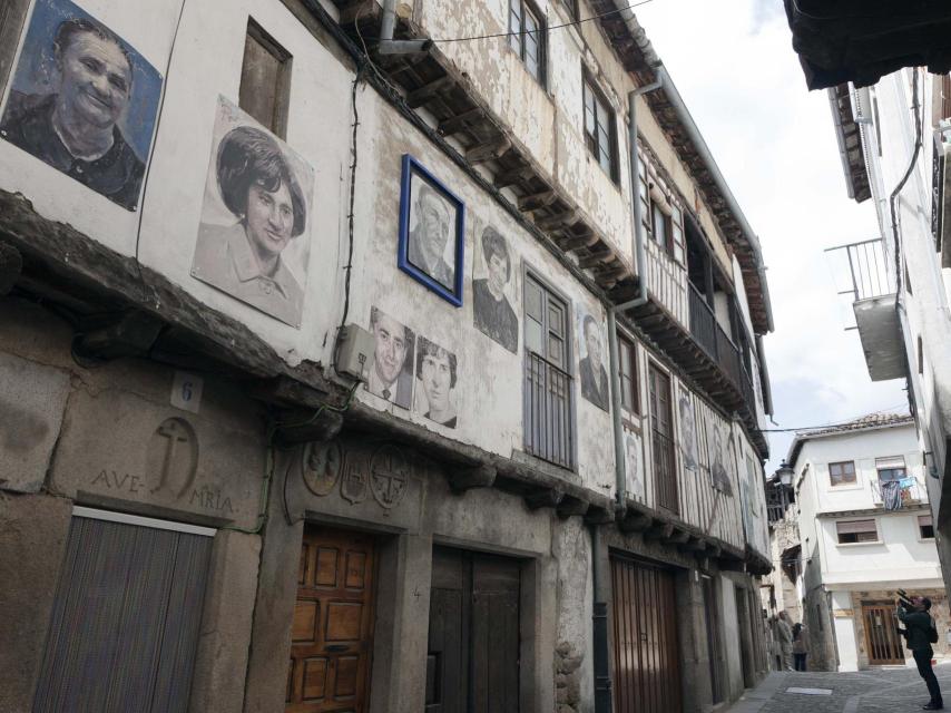 El día que se inauguró la exposición de Florencio Maíllo en Mogarraz