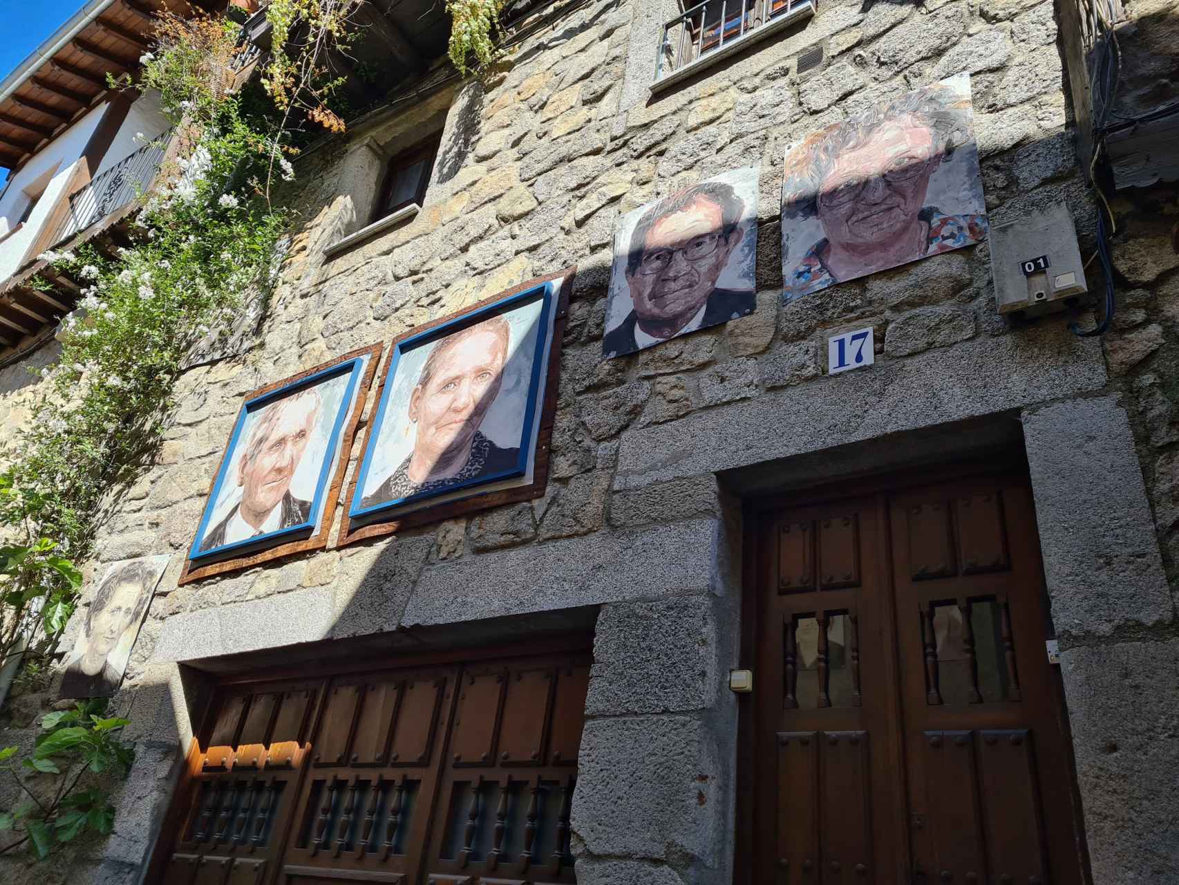 Algunos los rostros en las fachadas de las calles de Mogarraz.