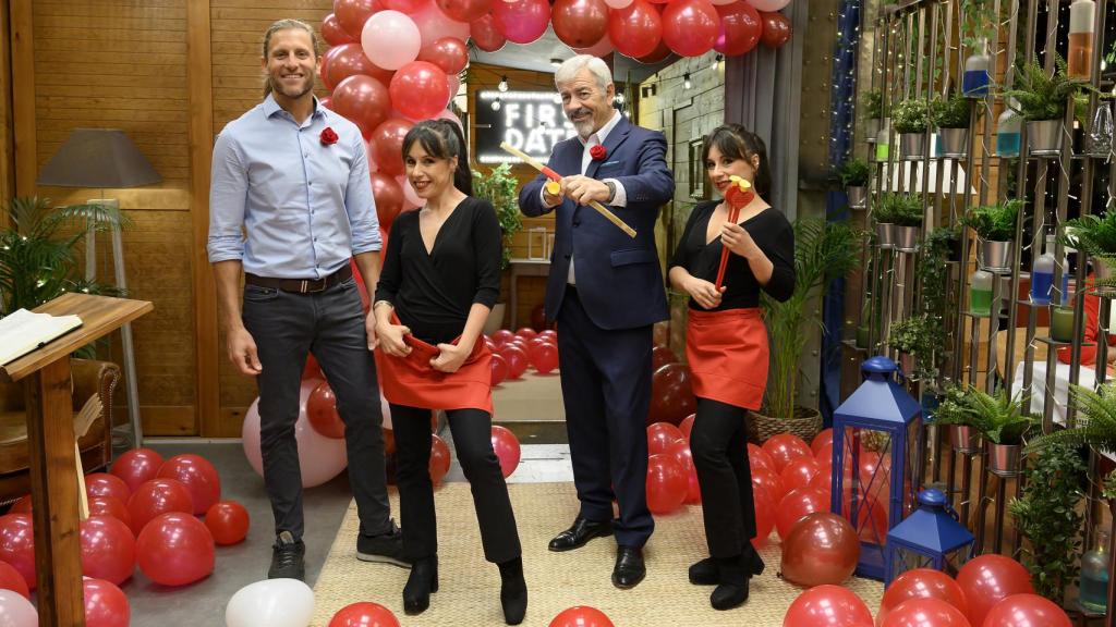 Marisa y Cristina Zapata, junto a Carlos Sobera y Matías Roure.