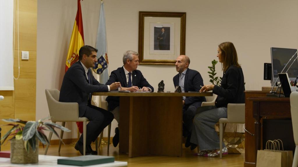 El delegado provincial de la Xunta de Galicia, Gabriel Alén (1i); el presidente de la Xunta de Galicia, Alfonso Rueda (2i), y el alcalde de la ciudad, Gonzalo Pérez Jácome (2d), se reúnen en la Delegación de la Xunta, a 4 de octubre de 2023, en Ourense, Galicia.