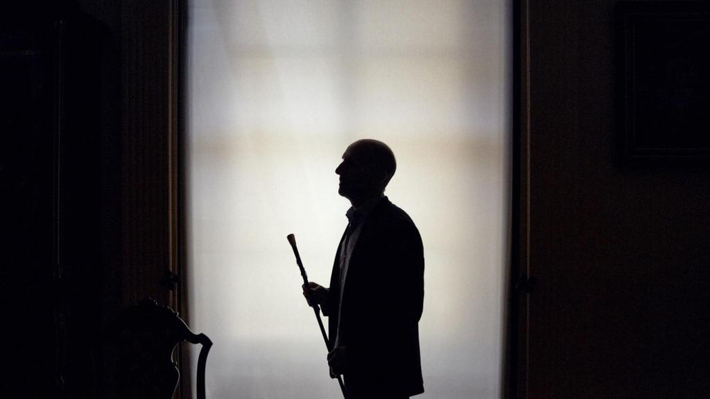 El alcalde de Ourense, Gonzalo Pérez Jácome (DO)?, muestra el bastón de mando en la sesión de constitución del Ayuntamiento de Ourense, a 17 de junio de 2023, en Orense.