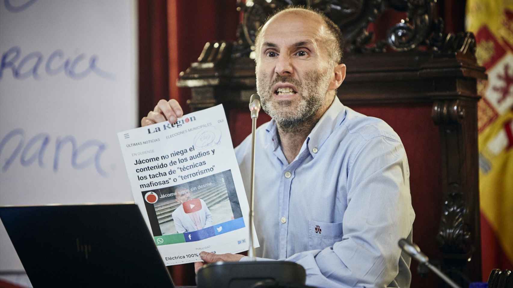 El alcalde de Ourense, Gonzalo Pérez Jácome, sostiene la noticia de un periódico donde aparece durante una rueda de prensa, en el Ayuntamiento, a 10 de mayo de 2023, en Orense.