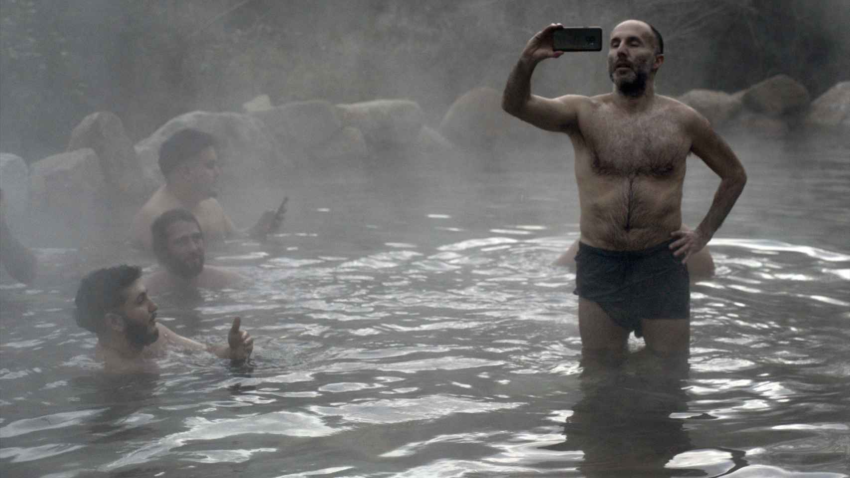 El cantante Omar Montes (i) y el alcalde de Ourense, Gonzalo Pérez Jácome (d), se dan un baño mientras graban un vídeo para TikTok, en las Termas Públicas de Outariz.