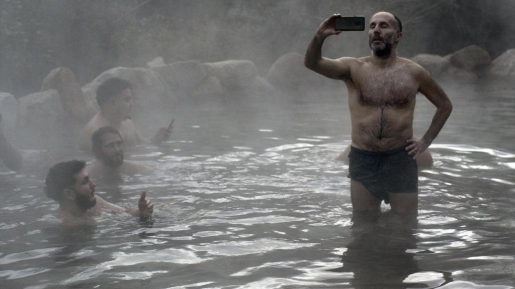 El cantante Omar Montes (i) y el alcalde de Ourense, Gonzalo Pérez Jácome (d), se dan un baño mientras graban un vídeo para TikTok, en las Termas Públicas de Outariz.