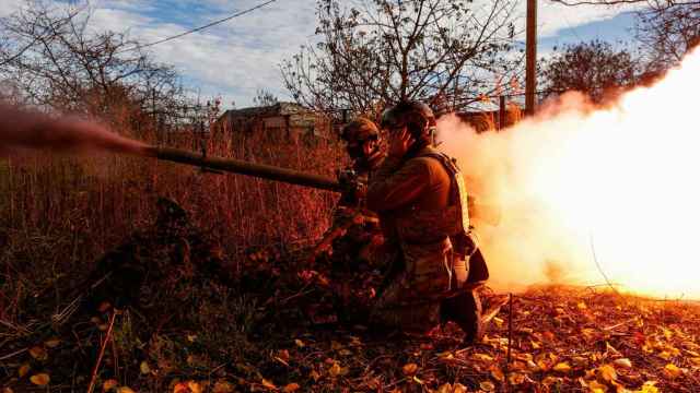 Miembros de la Guardia Nacional de Ucrania disparan un lanzagranadas antitanque SPG-9 hacia las tropas rusas en la ciudad de Avdivka , en la línea del frente.