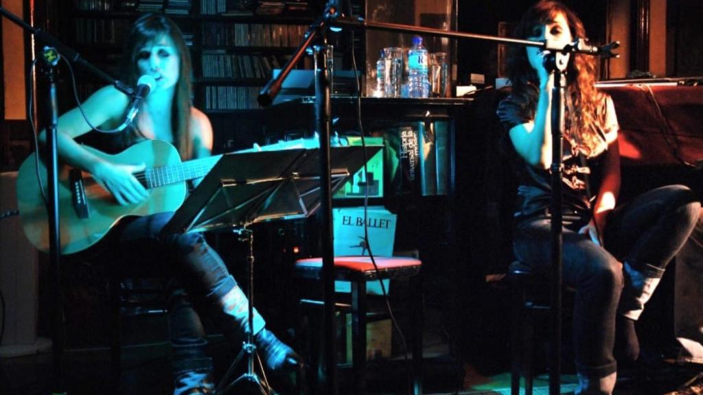 Las gemelas Marisa y Carmen Zapata cantando.