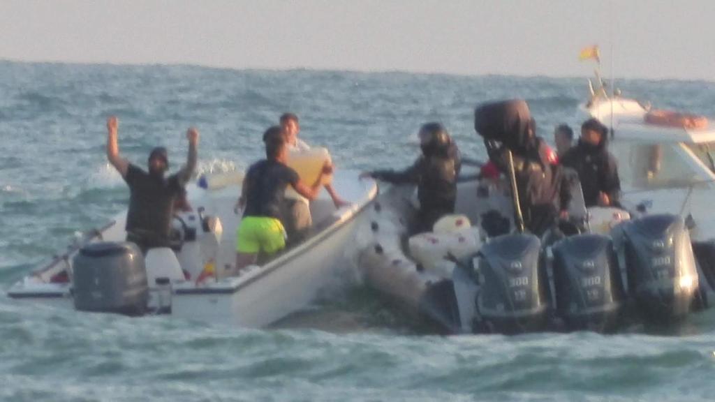Imagen del traspaso de gasolina a una narcolancha en aguas del Estrecho.