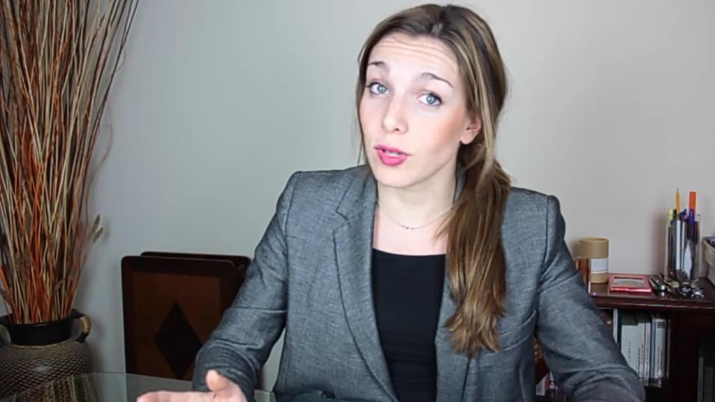 Inés Hernand en su primer canal de YouTube en el que daba consejos legales.