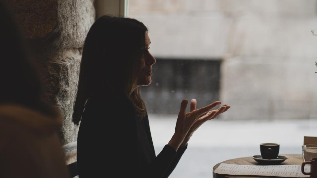 Contraluz de Eva Santolaria durante la entrevista.
