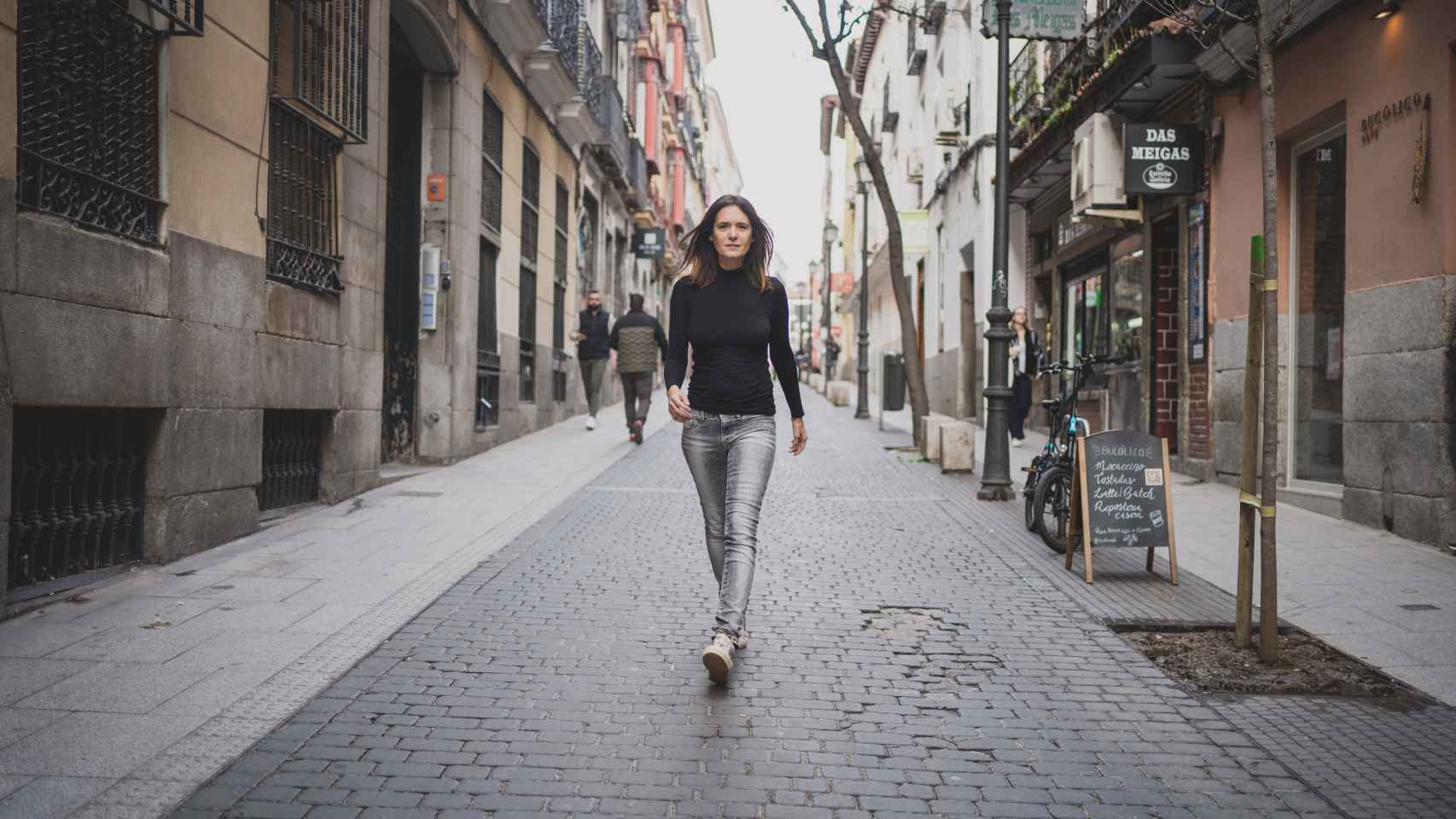 Eva Santolaria caminando por las calles de Madrid.