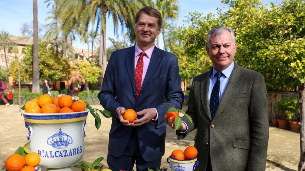 El alcalde de Sevilla, José Luis Sanz, junto al embajador británico Hugh Elliott, en el Alcázar.