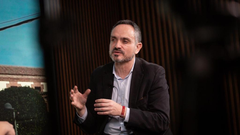 Antes de dedicarse a la política, Bautista ha sido profesor de Educación Física y director de colegio.