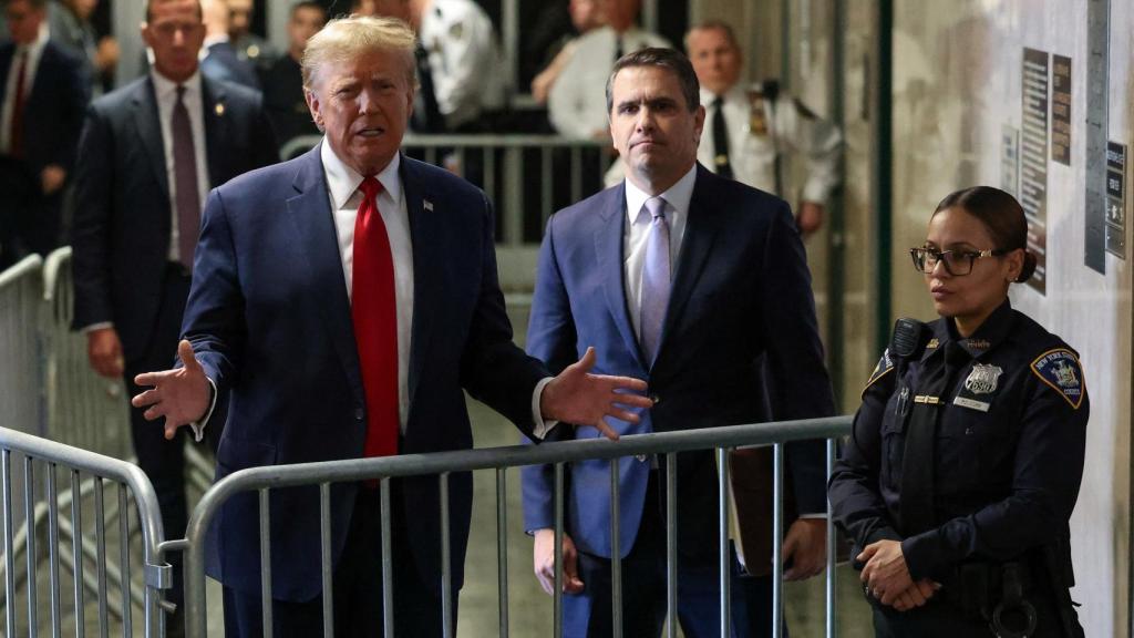 Trump asiste a una audiencia sobre un caso penal relacionado con un pago de dinero para mantener su silencio, en la ciudad de Nueva York.