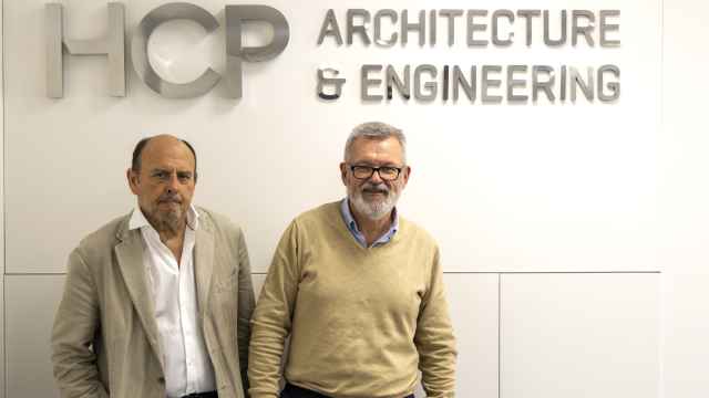 Javier Higuera y Alejandro Pérez, junto al símbolo del estudio HCP.
