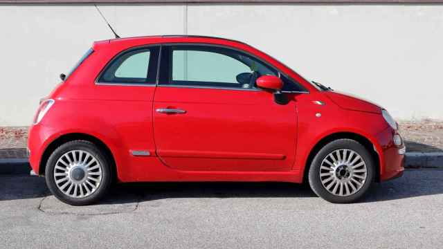 Un vehículo Fiat 500 de color rojo, en una imagen de Shutterstock.