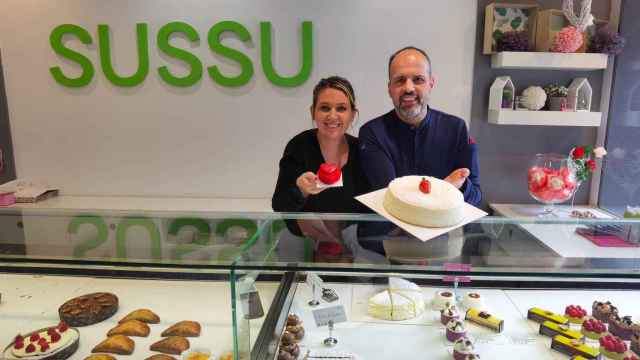 Nathalie Dauga y José Manuel Samper, con dos de sus pasteles en Alicante.
