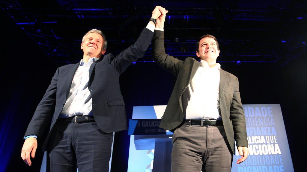 El presidente de la Xunta de Galicia y candidato del PP, Alfonso Rueda, y su homólogo castellano y leonés, Alfonso Fernández Mañueco, en un acto en Orense el pasado 12 de febrero.