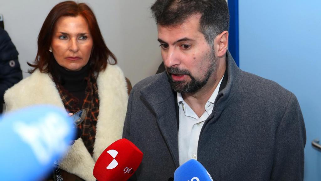 El secretario general del PSOECyL, Luis Tudanca, visita la fábrica de Quesos Cerrato de Baltanás (Palencia),en la imagen junto a la diputada nacional por Palencia y secretaria de Educación del PSOE, Mariluz Martínez Seijo