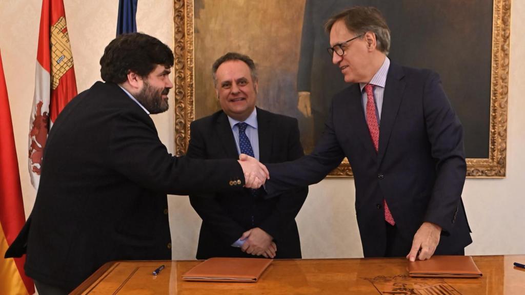 El alcalde de Salamanca, Carlos García Carbayo, y el administrador de la sociedad mercantil Lemauto Salamanca, Jesús Miguel Rodríguez González, han firmado hoy un contrato