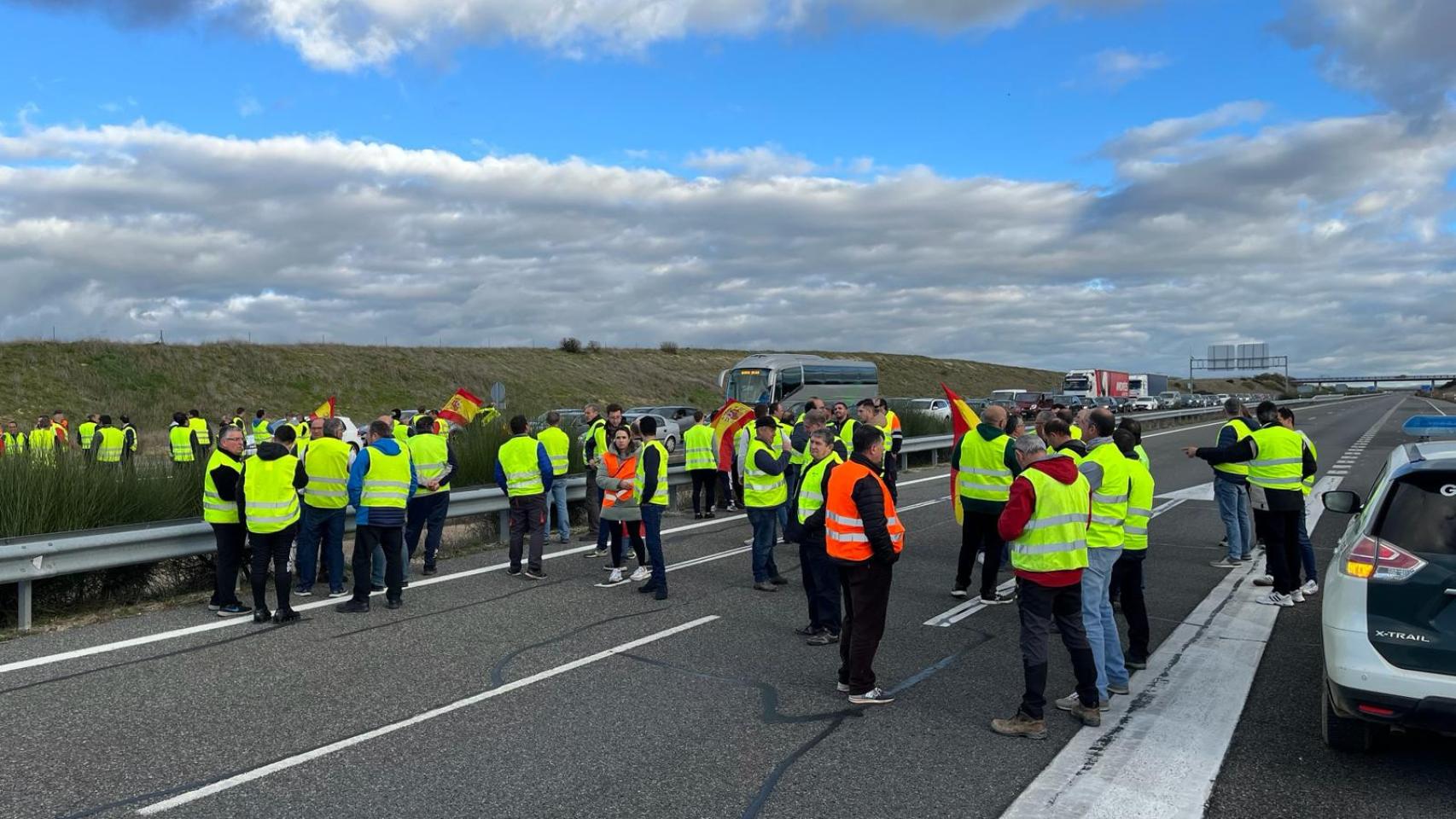 Agricultores y ganaderos cortando la A-50 a la altura de Peñaranda de Bracamonte