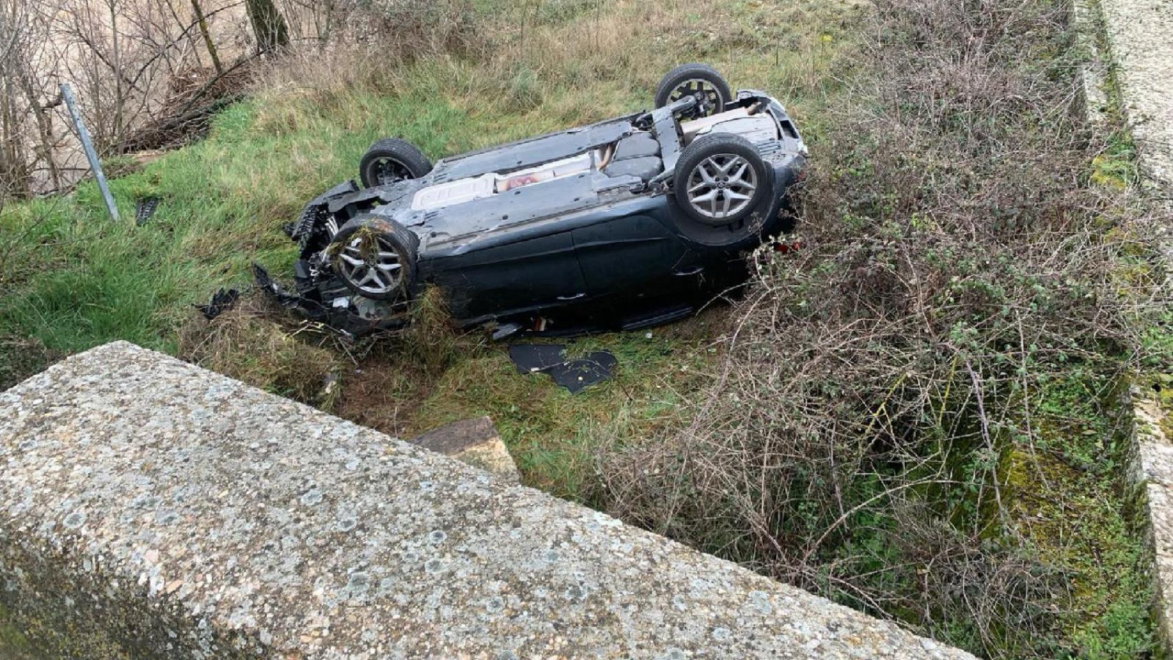 El coche que ha volcado en El Burgo de Osma