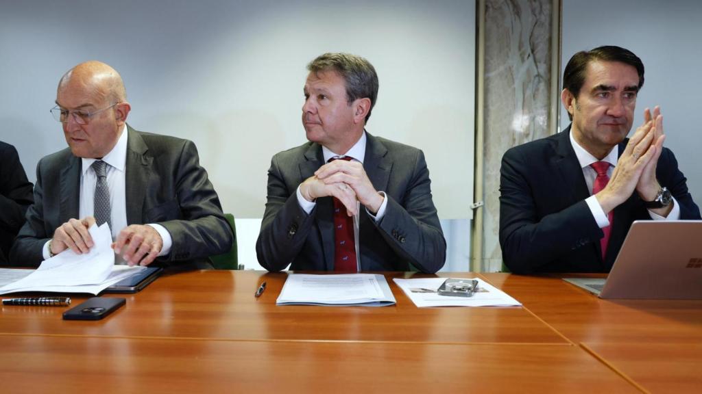 Jesús Julio Carnero, José Antonio Santano y Juan Carlos Suárez Quiñones durante la reunión de este viernes