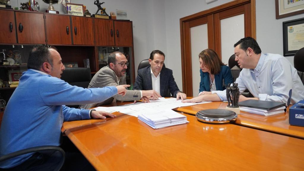 El presidente de la Diputación de Valladolid, Conrado Íscar, junto al alcalde de Tordesillas, Miguel Ángel Oliveira, en una visita institucional