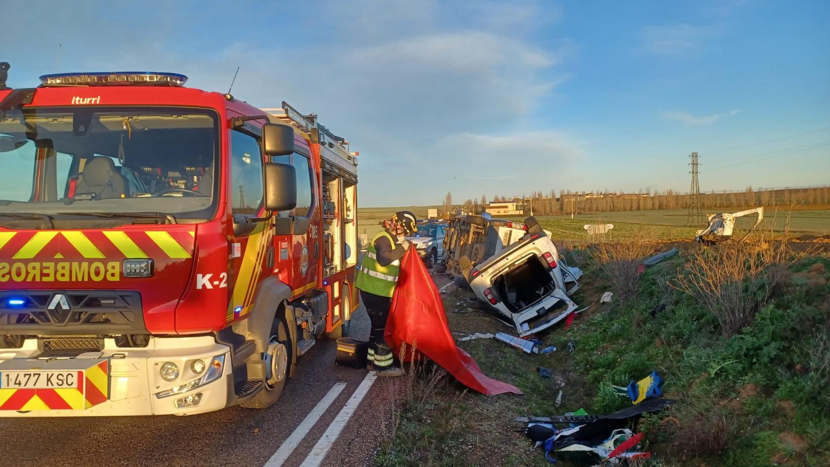 Los bomberos interviniendo en el accidente de Villagómez la Nueva