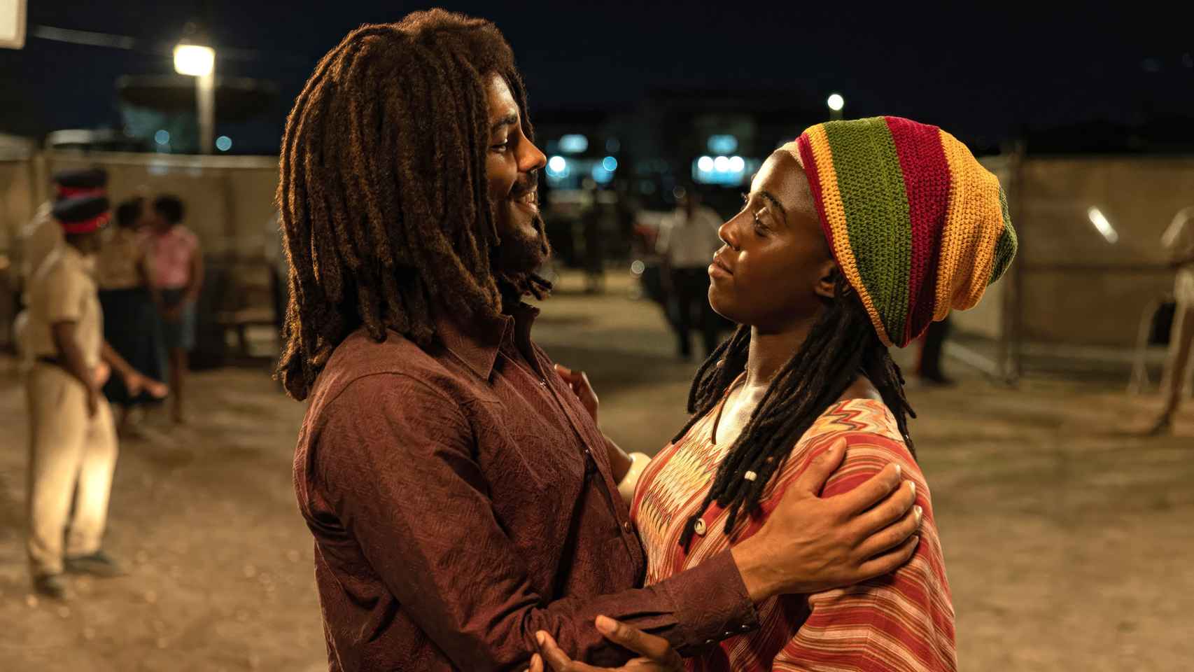 Los actores que interpretan a Bob Marley y Rita Anderson en 'One Love'.