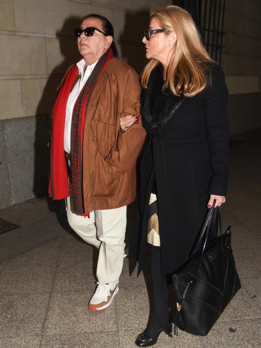 María del Monte e Inmaculada Casal han llegado al juzgado cogidas del brazo y con gafas de sol.