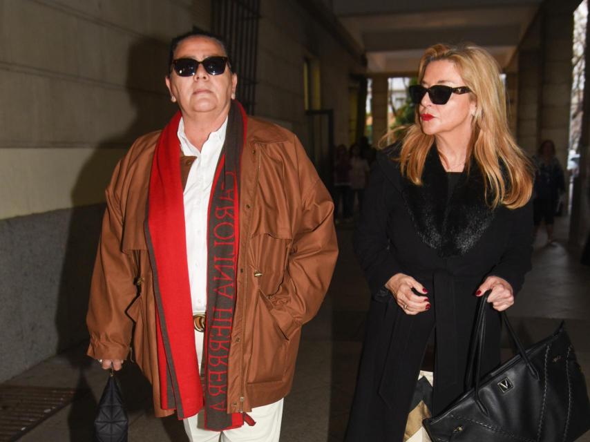 María del Monte e Inmaculada Casal, juntas en la puerta del Juzgado de Instrucción número 16 de Sevilla.